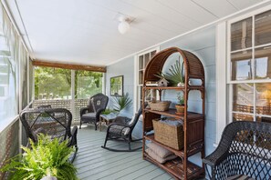 Terrace/patio - Sandcrab - Quaint Ocean View Cottage, Beach Access Directly Across (Folly Beach)