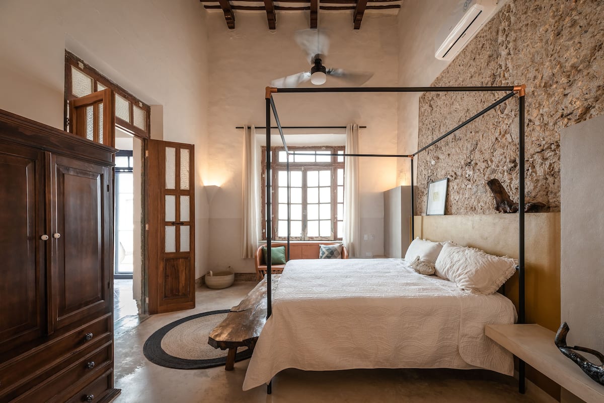 Classic Room, 1 King Bed | Individually decorated, individually furnished, iron/ironing board