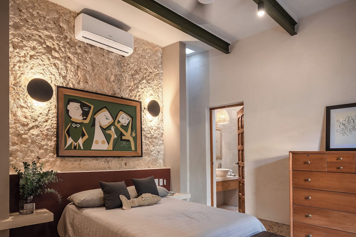 Comfort Room, 1 Double Bed, Refrigerator | Individually decorated, individually furnished, iron/ironing board