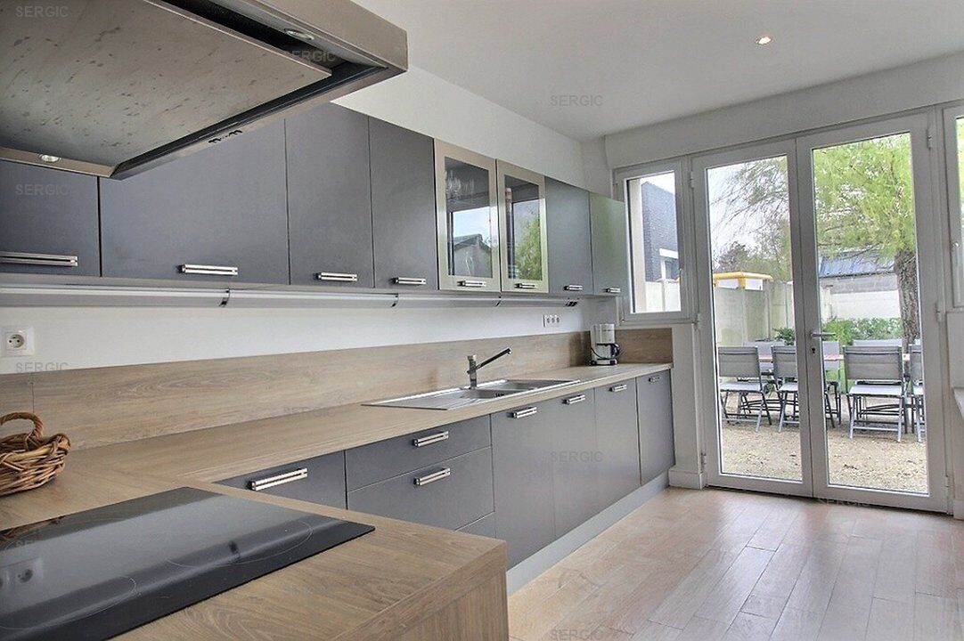 Fridge, cookware/dishes/utensils