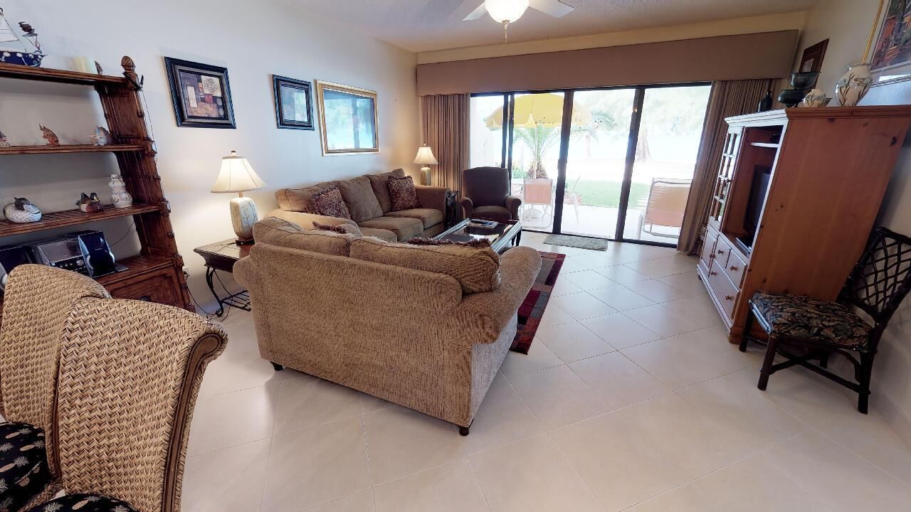 Tv, dvd-spelare, ett bordtennisbord och böcker