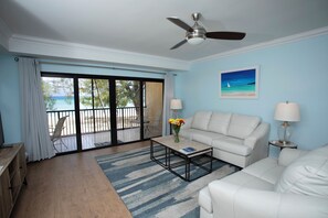 Flachbildfernseher, DVD-Player, Tischtennisplatte, Bücher