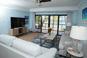 Flachbildfernseher, DVD-Player, Tischtennisplatte, Bücher