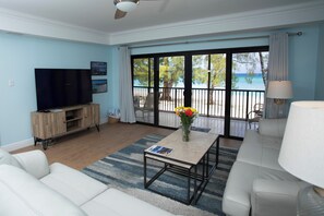 Flachbildfernseher, DVD-Player, Tischtennisplatte, Bücher