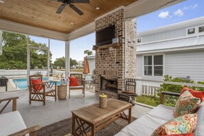 Smart TV, chimenea y libros 