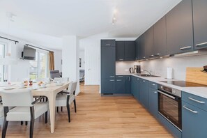Een koelkast, een oven, een kookplaat, een vaatwasser