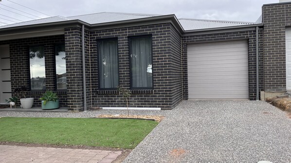 Exterior detail - Modern House in Newton (Newton)