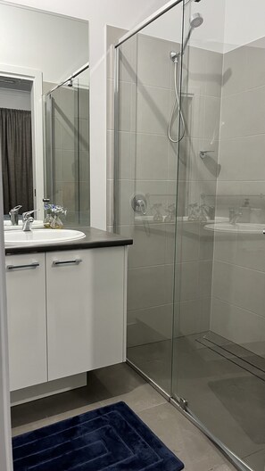 Shower, towels, soap, toilet paper - Modern House in Newton (Newton)