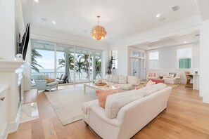 Televisie en een open haard