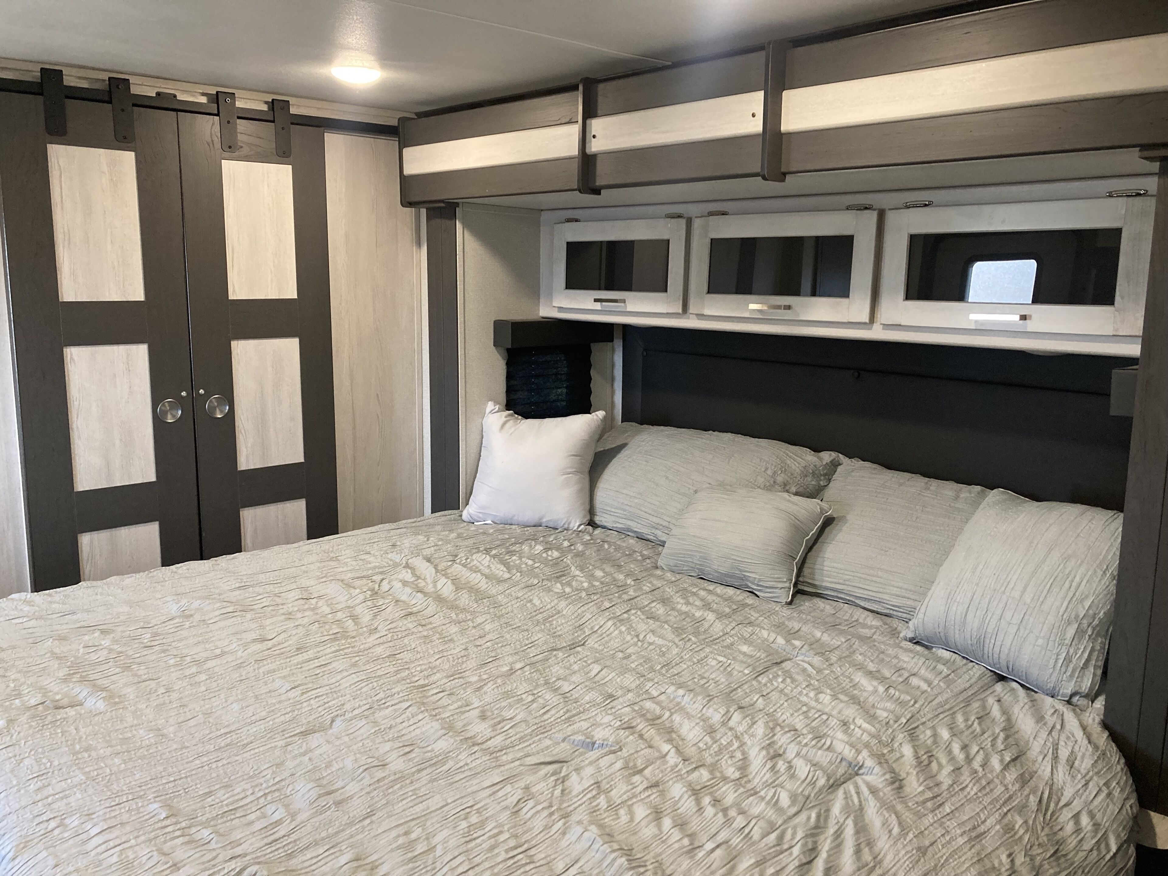 10 minutes walk to the beach .Covered rv spot on concrete slab. NEW CAMPER