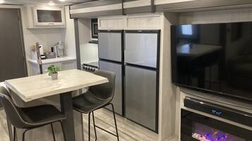 Jääkaappi, mikroaaltouuni, uuni, liesi