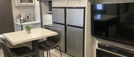 Kühlschrank, Mikrowelle, Ofen, Herdplatte