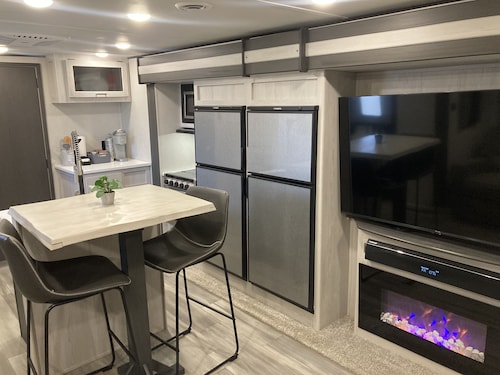 10 minutes walk to the beach .Covered rv spot on concrete slab. NEW CAMPER