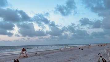 Beach nearby, sun loungers, beach towels