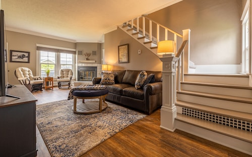 Downtown Powell Place- Walk to Downtown, large corner lot