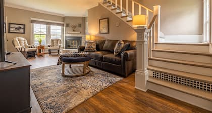 Downtown Powell Place- Walk to Downtown, large corner lot