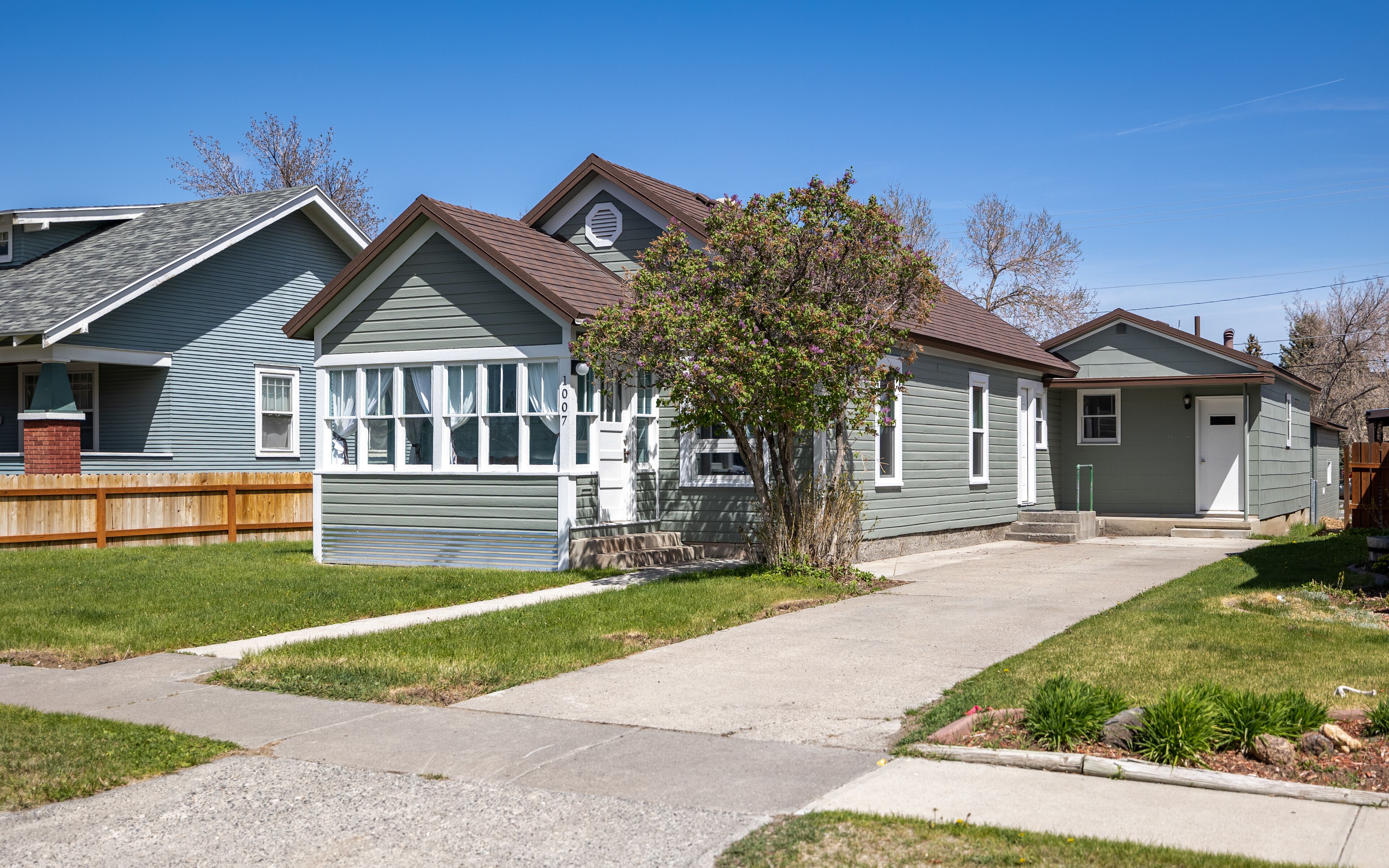 Welcome to Bronco Bungalow- walk to downtown Cody