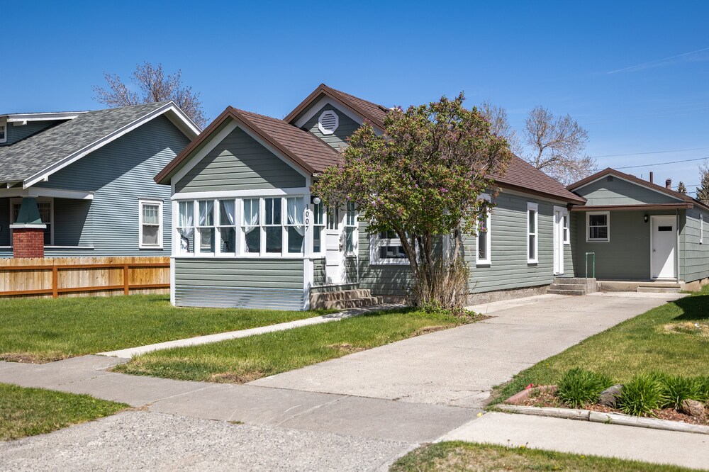 Welcome to Bronco Bungalow- walk to downtown Cody