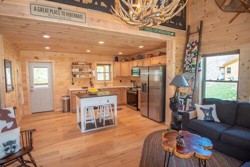 New River Log Cabin + HOT TUB + Fire Pit