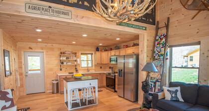 New River Log Cabin + HOT TUB + Fire Pit