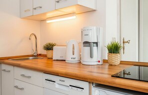 Réfrigérateur, micro-ondes, plaque de cuisson, lave-vaisselle