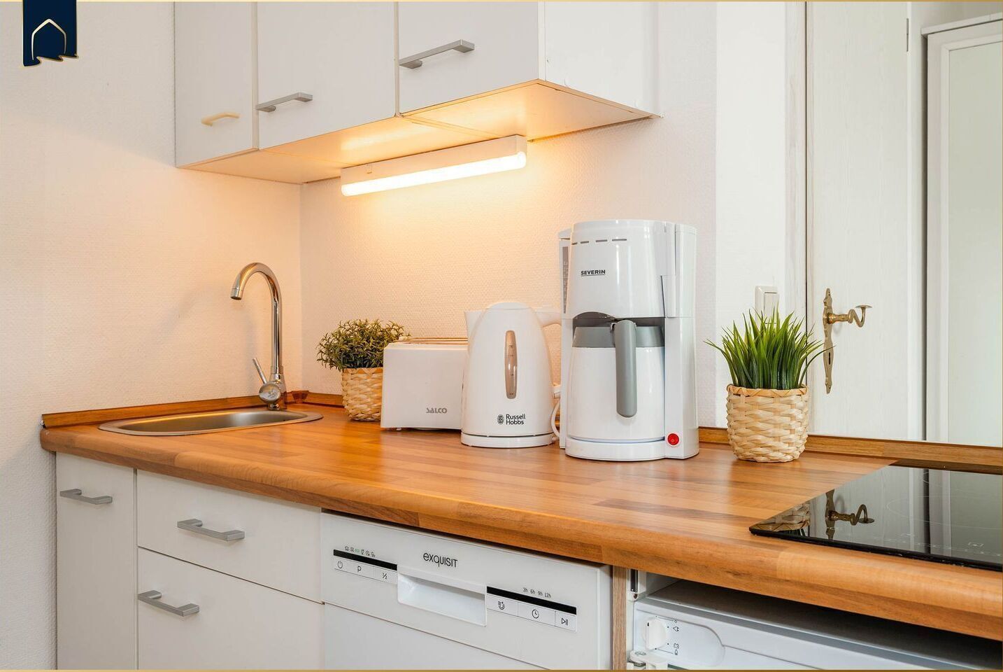 Cafeteira/chaleira, geladeira, micro-ondas, cooktop