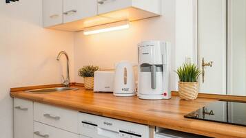 Cafeteira/chaleira, geladeira, micro-ondas, cooktop