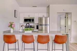 Kjøleskap, mikrobølgeovn, ovn og kokeplater