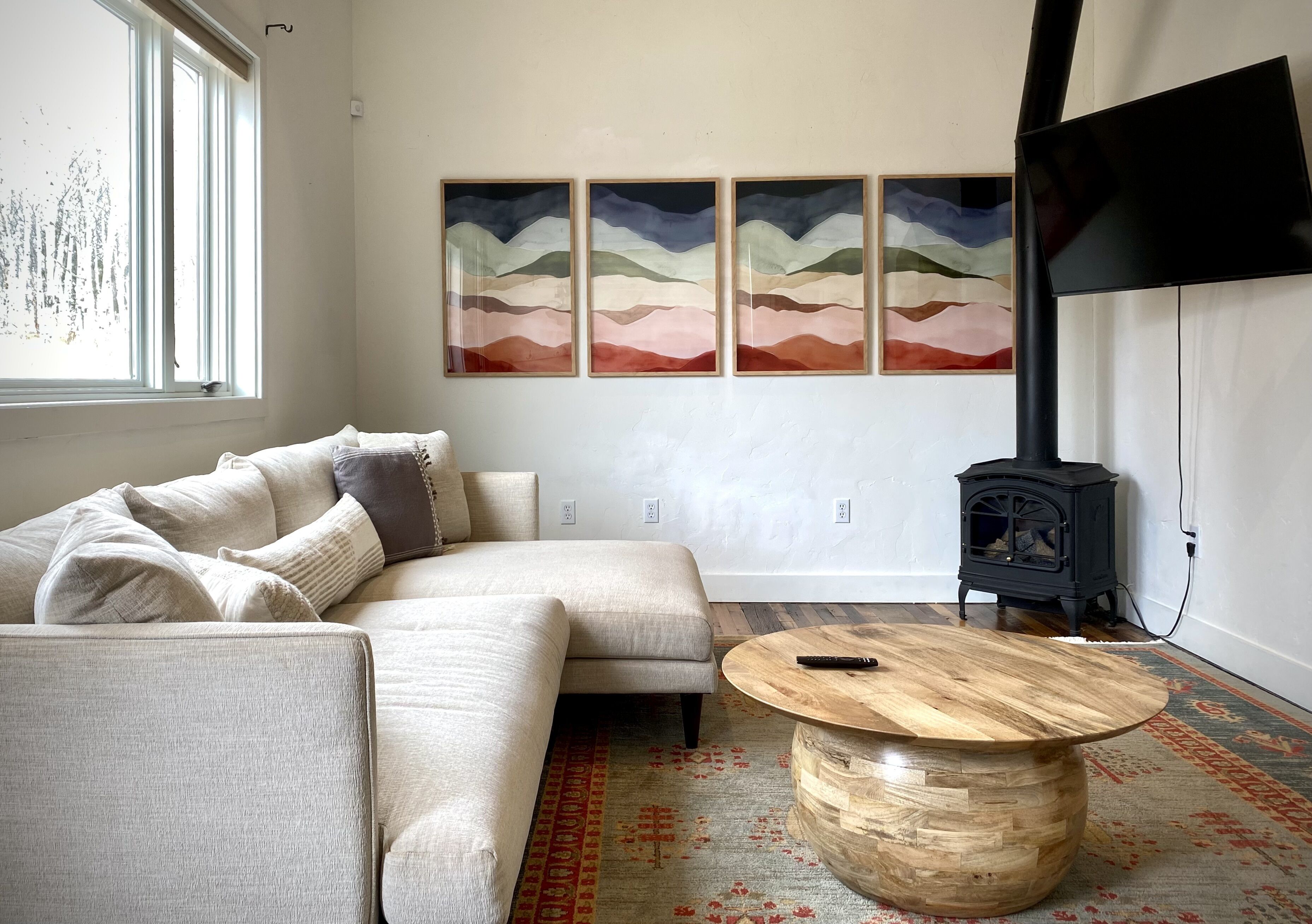 New! 2 living spaces, clawfoot bathtub and eclectic decor - Wander Inn