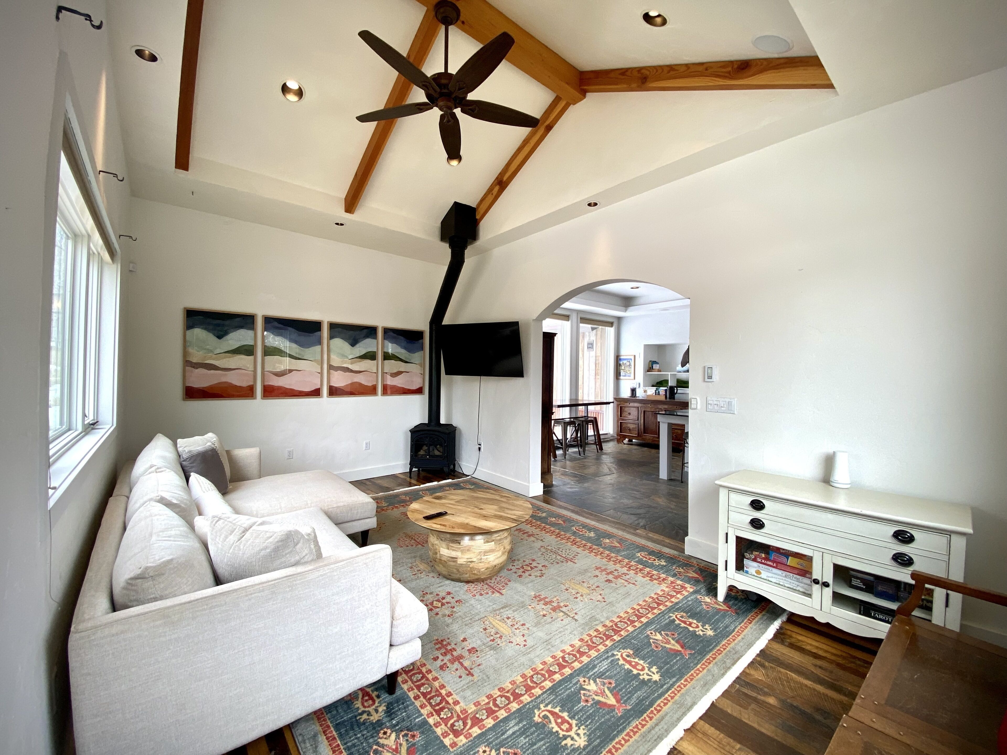 New! 2 living spaces, clawfoot bathtub and eclectic decor - Wander Inn