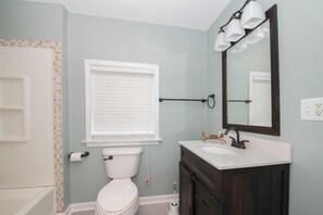 Douche, séchoir à cheveux, serviettes fournies, savon