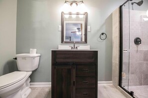 Shower, hair dryer, towels, soap - Charming Downtown family home w/driveway (Lexington)