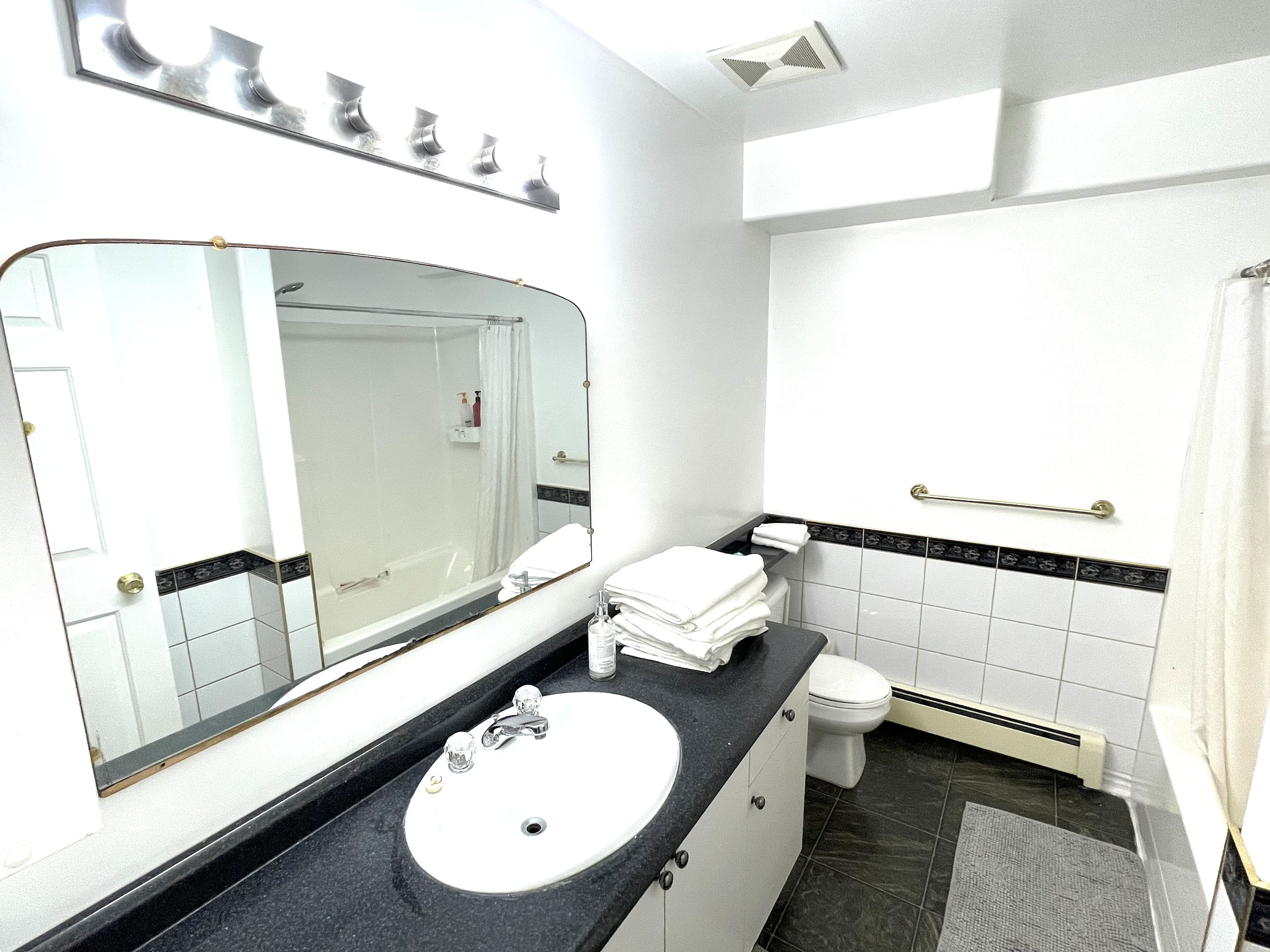 Whole basement 2bed 1 bath unit near UVIC & beach