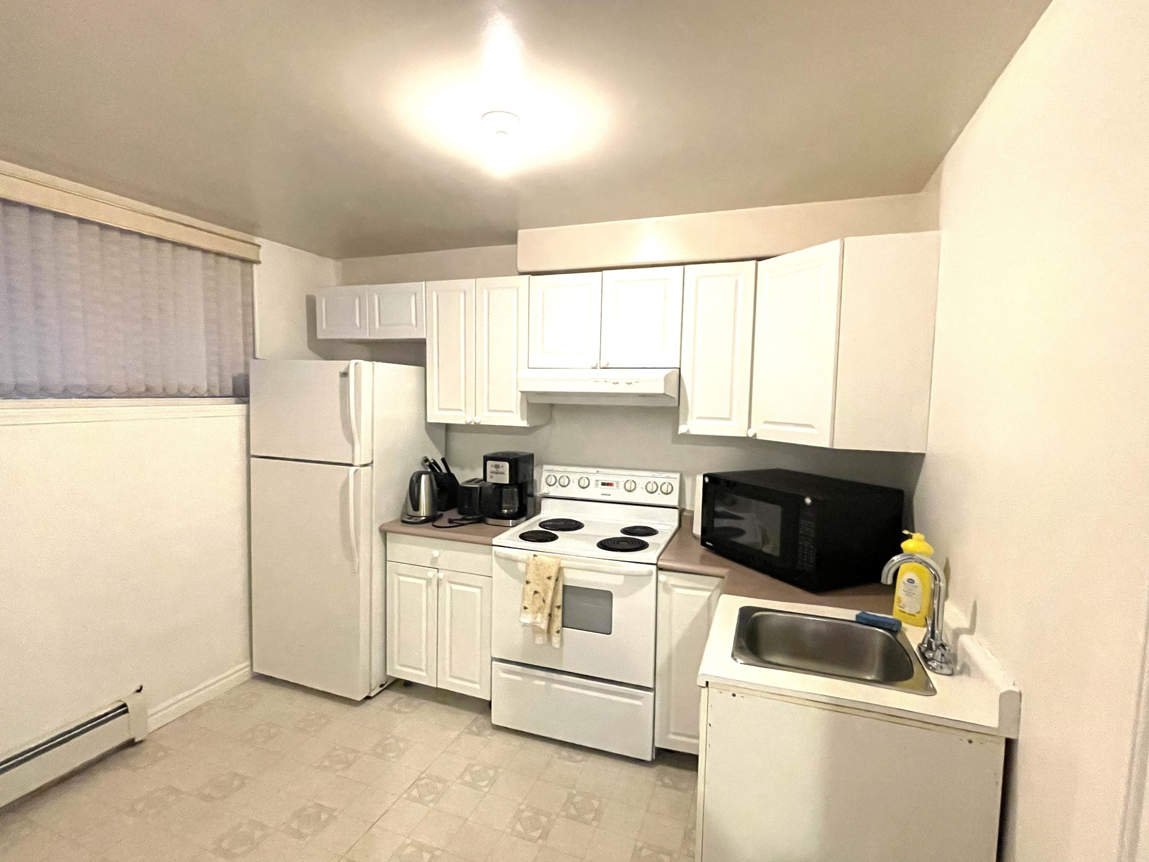 Whole basement 2bed 1 bath unit near UVIC & beach