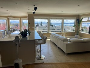 Interior - Ocean View & Mount Baker 5 min from the beach! Canada longest pier, restaurant (White Rock)