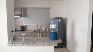 Family Room | Private kitchen | Fridge, microwave, oven, dishwasher - Casa en el Norte de Mérida con Wifi  (Mérida)