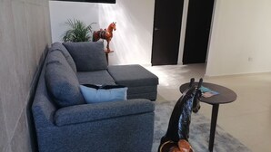 Family Room | Living area | 32-inch TV with cable channels, Netflix, heated floors - Casa en el Norte de Mérida con Wifi  (Mérida)