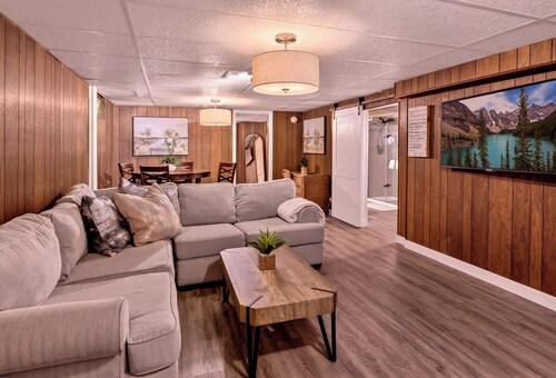 Spacious & Cozy ~ Mins to Downtown