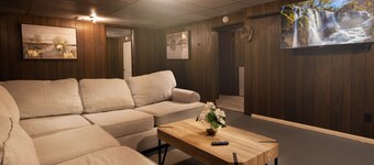 Spacious & Cozy ~ Mins to Downtown