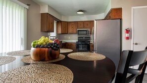 Kylskåp, mikrovågsugn, ugn och spishäll