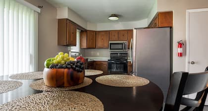 Spacious & Cozy ~ Mins to Downtown