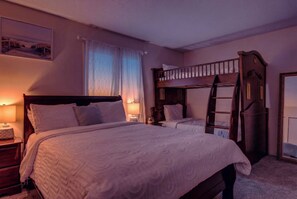 4 bedrooms, iron/ironing board, free WiFi, bed sheets - Spacious & Cozy ~ Mins to Downtown (Springfield)