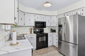 Køleskab, mikrobølgeovn, ovn, kogeplade