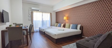 Hochwertige Bettwaren, Schreibtisch, laptopgeeigneter Arbeitsplatz