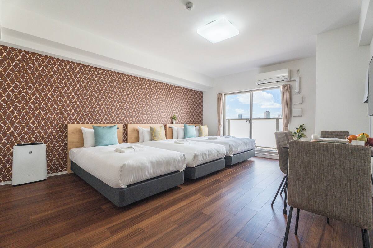 Habitación triple familiar | Ropa de cama de alta calidad, escritorio, cortinas opacas y wifi gratis