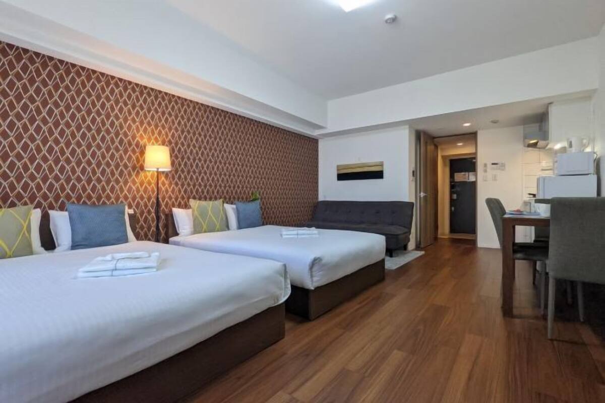 Premium bedding, desk, blackout drapes, WiFi (free)