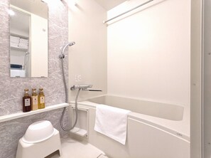 Badewanne und Dusche (separat), kostenlose Toilettenartikel