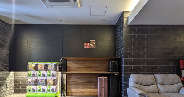Un moderno vestíbulo con pared de ladrillo, un mueble de madera y una zona de estar.