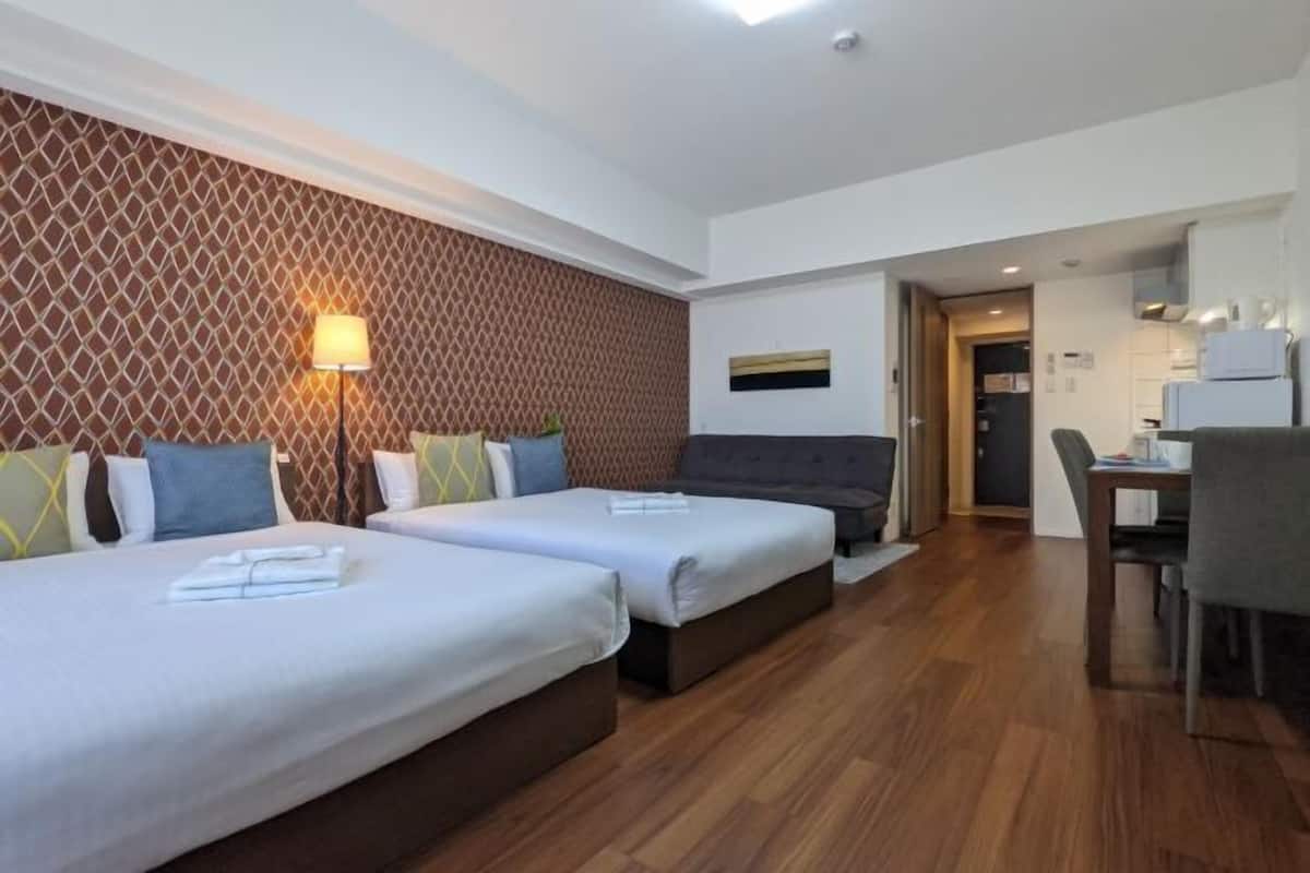 Premium bedding, desk, blackout drapes, WiFi (free)