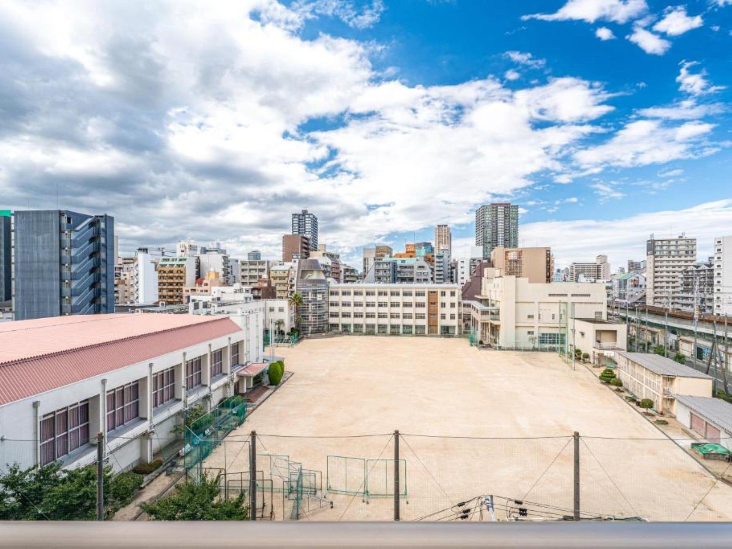 Un paisaje urbano con una amplia plaza rodeada de edificios.